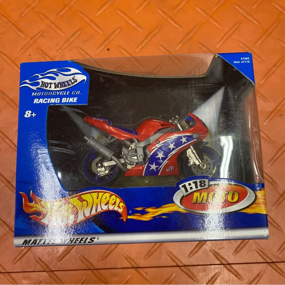 Hotwheels collectible motorcycle 1:18 Moto